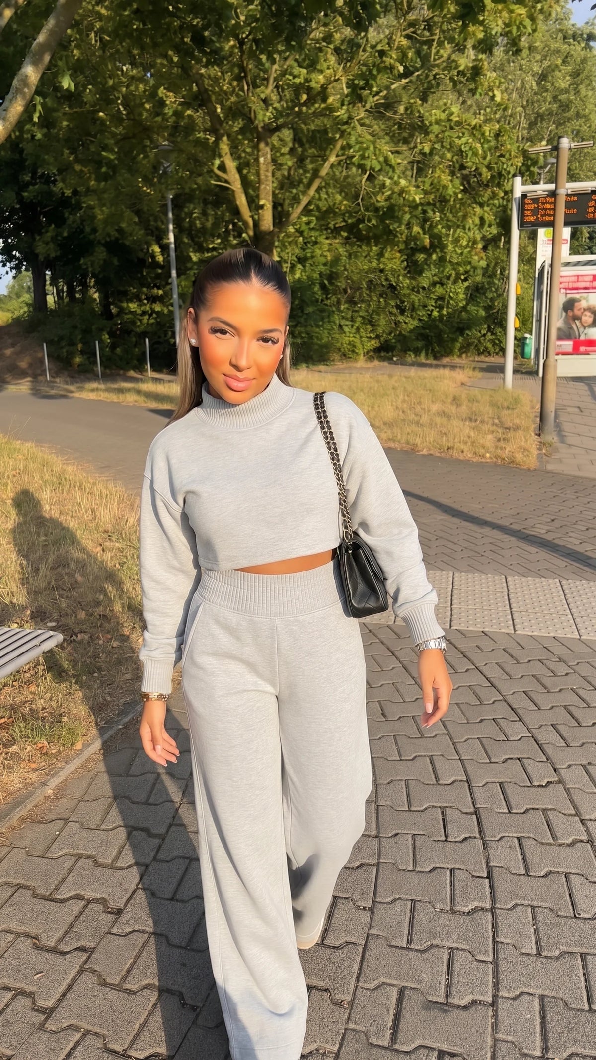 Alo Serenity Set – Cropped Sweatshirt & Wide Leg Joggers