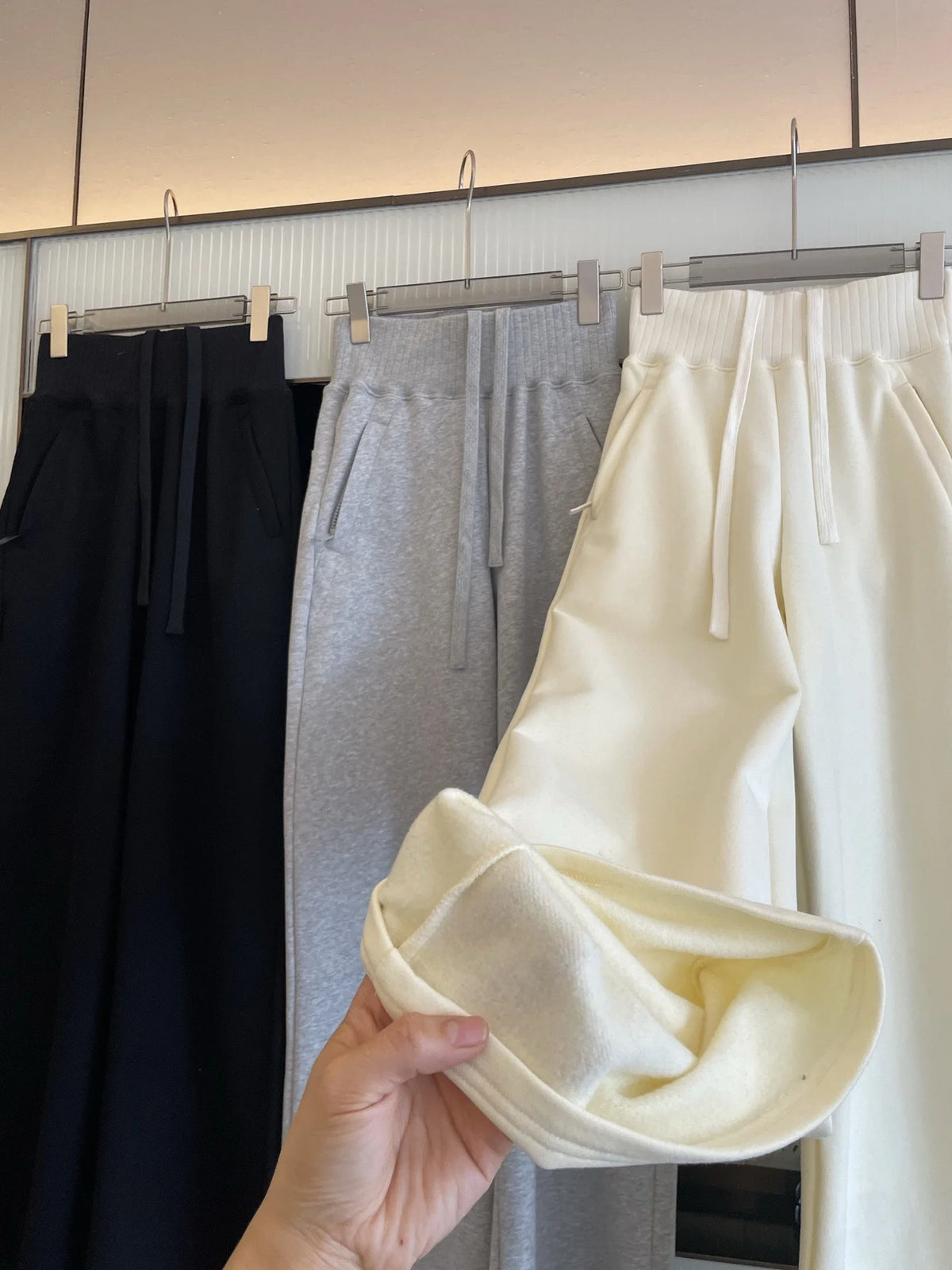 Alo Serenity Set – Cropped Sweatshirt & Wide Leg Joggers