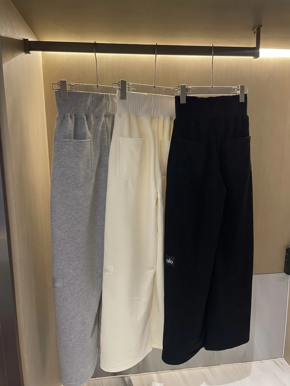 Alo Serenity Set – Cropped Sweatshirt & Wide Leg Joggers