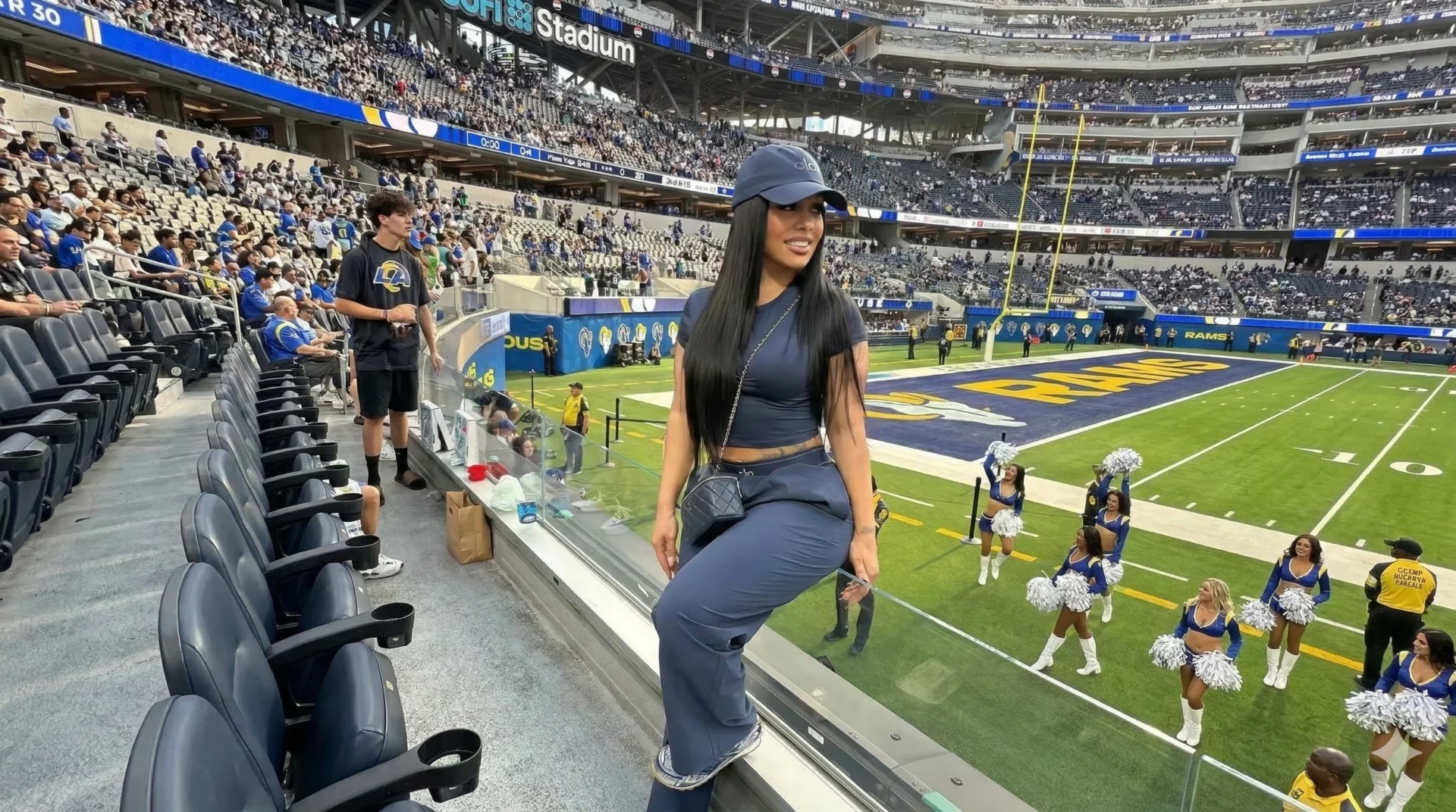 Pantalon large Classic Regular Long Suit Up style Alo Yoga, coupe élégante et fluide pour un look athleisure sophistiqué signé Nuluyafit